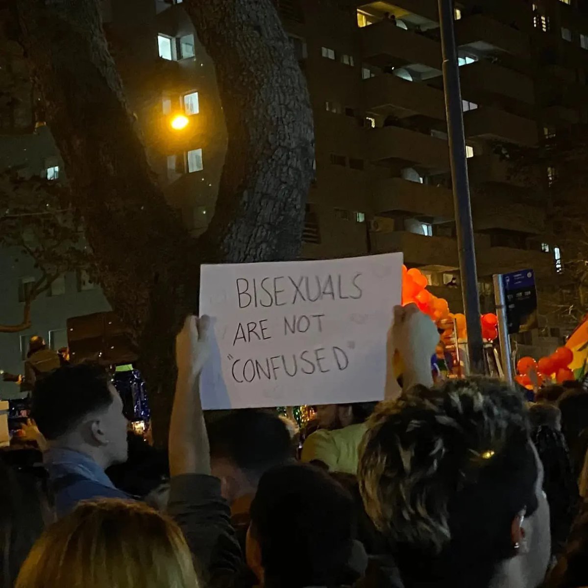 jav_uy's tweet photo. Otra marcha más que JAV se hace presente ✊🏽🌈 
"Las calles son nuestras, el estado tiene que dar respuestas" 🏳️‍🌈✋
•
•
•
#lgbtq🌈 #diversidade #jovenes #parati #uruguay🇺🇾 https://t.co/v9GQvlUx0W