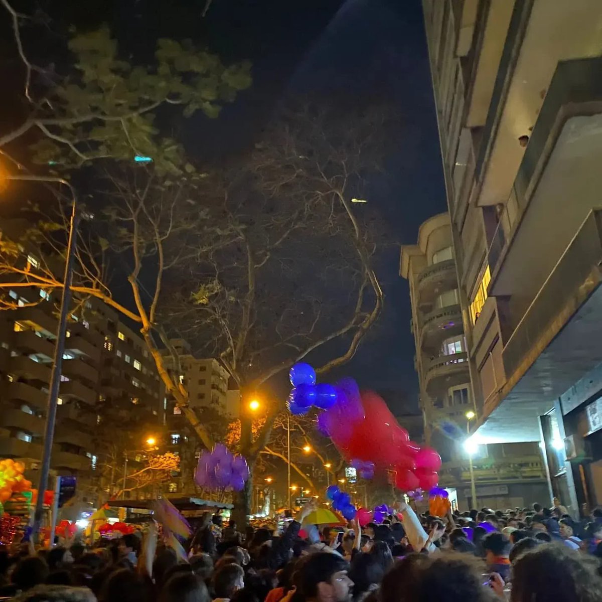 jav_uy's tweet photo. Otra marcha más que JAV se hace presente ✊🏽🌈 
"Las calles son nuestras, el estado tiene que dar respuestas" 🏳️‍🌈✋
•
•
•
#lgbtq🌈 #diversidade #jovenes #parati #uruguay🇺🇾 https://t.co/v9GQvlUx0W