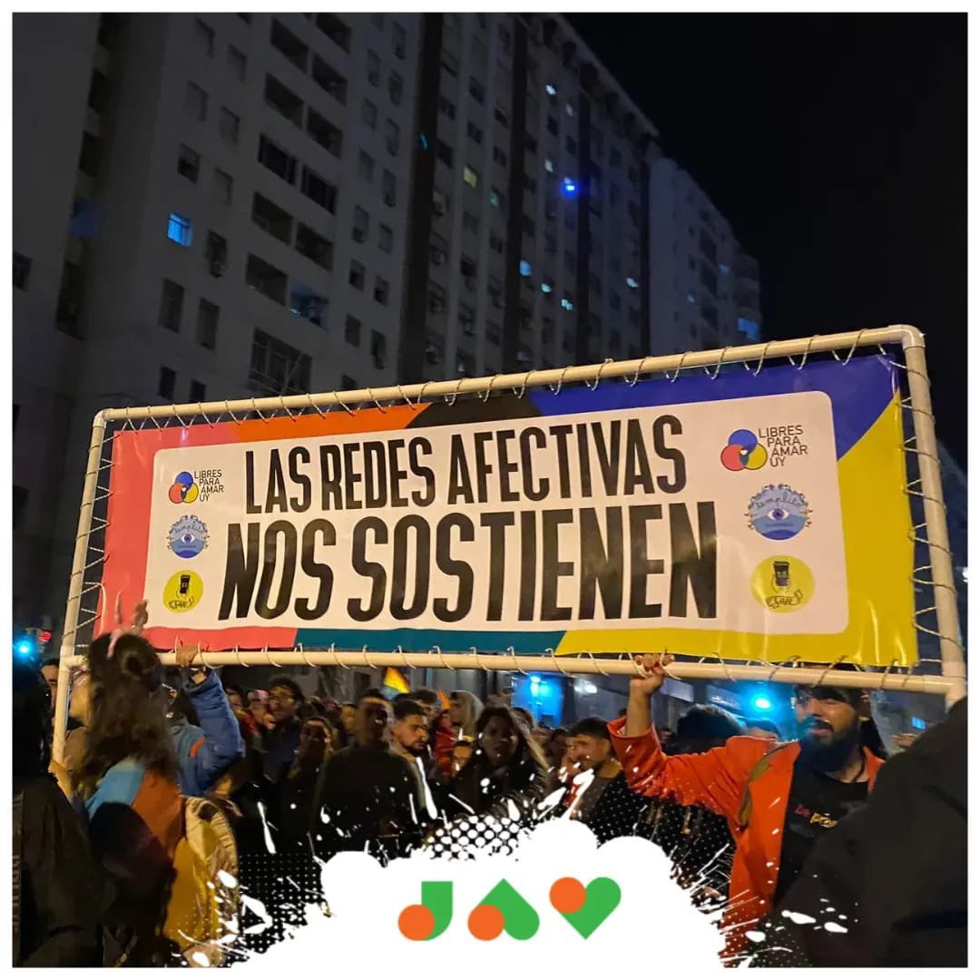 jav_uy's tweet photo. Otra marcha más que JAV se hace presente ✊🏽🌈 
"Las calles son nuestras, el estado tiene que dar respuestas" 🏳️‍🌈✋
•
•
•
#lgbtq🌈 #diversidade #jovenes #parati #uruguay🇺🇾 https://t.co/v9GQvlUx0W