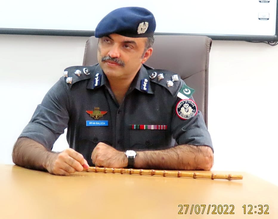 DigpSbaRange's tweet photo. پی ایس کنڈیارو کی حدود میں اے ایس آئی نادر علی اپنی ٹیم کے ہمراہ گشت کر رہے تھے  3 موٹر سائیکل سواروں نے پولیس پر فائرنگ شروع کردی پولیس کی جوابی فائرنگ سے عطا۶ محمد،لال ڈنو کو زخمی حالت میں اور عامر عرف سھیل کو دو پسٹلز کے ساتھ گرفتار کر لیا۔ملزمان پر مقدمہ درج مذید تحقیقات جاری https://t.co/PK299fnePo