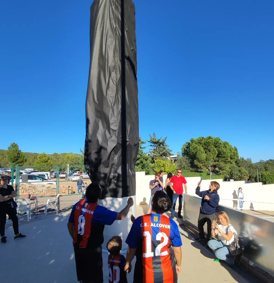 Alcover_Vila's tweet photo. [ESPORTS] ⚽ Aquest dissabte 1 d'octubre s'ha fet la descoberta del memorial commemoratiu dels 100 anys del @CEAlcover,  dissenyat per l'artista alcoverenc Aleix Antillach.

➡️ L'acte s'ha celebrat en el marc de la presentació dels equips de la temporada 2022-23 del C.E Alcover. https://t.co/pUTvvM36Ee