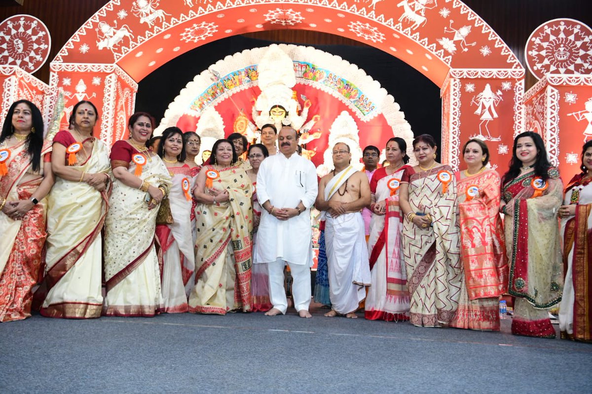 BSBommai's tweet photo. ನವರಾತ್ರಿಯ ಅಂಗವಾಗಿ ಬೆಂಗಳೂರಿನ ದುರ್ಗಾ ಪೂಜಾ ಸಮಿತಿಯ ವತಿಯಿಂದ ಆಯೋಜಿಸಿರುವ ದಕ್ಷಿಣ ಭಾರತದ ಅತಿದೊಡ್ಡ ದುರ್ಗೋತ್ಸವ-2022 ಕಾರ್ಯಕ್ರಮದಲ್ಲಿ ಭಾಗವಹಿಸಿ, ಶ್ರೀ ದುರ್ಗಾ ಮಾತೆಗೆ ಪೂಜೆ ಸಲ್ಲಿಸಿ ಮಾತನಾಡಿದೆನು. https://t.co/UCPRvnyam6
