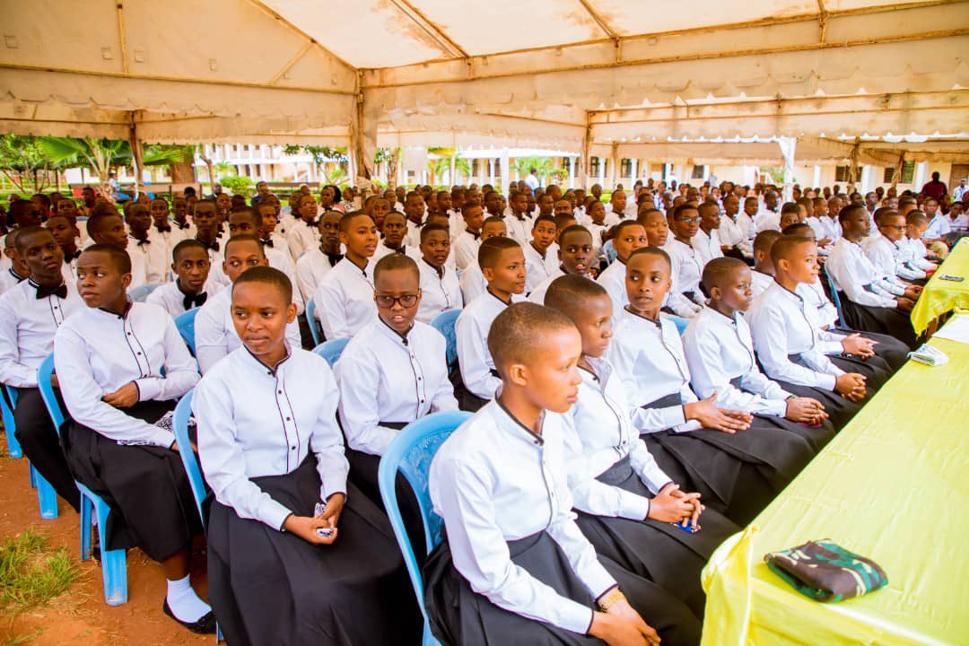 ummymwalimu's tweet photo. Leo nimepata heshma ya kuhudhuria Mahafali ya 27 ya Kidato cha 4 ya Rosmini Secondary Tanga. Ninawapongeza Wahitimu wote, Walimu bila kusahau wazazi/walezi kwa kuwezesha watoto wetu kufikia hatua hii. Ninawatakia kila la heri ktk Mitihani yao ya kumaliza Kidato cha 4. #Rosmini https://t.co/gBzBwFyri4