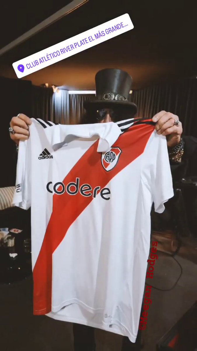 🎸 los Guns and Roses ayer tocaron en #River y Slash se sacó una foto con la camiseta 🔴⚪