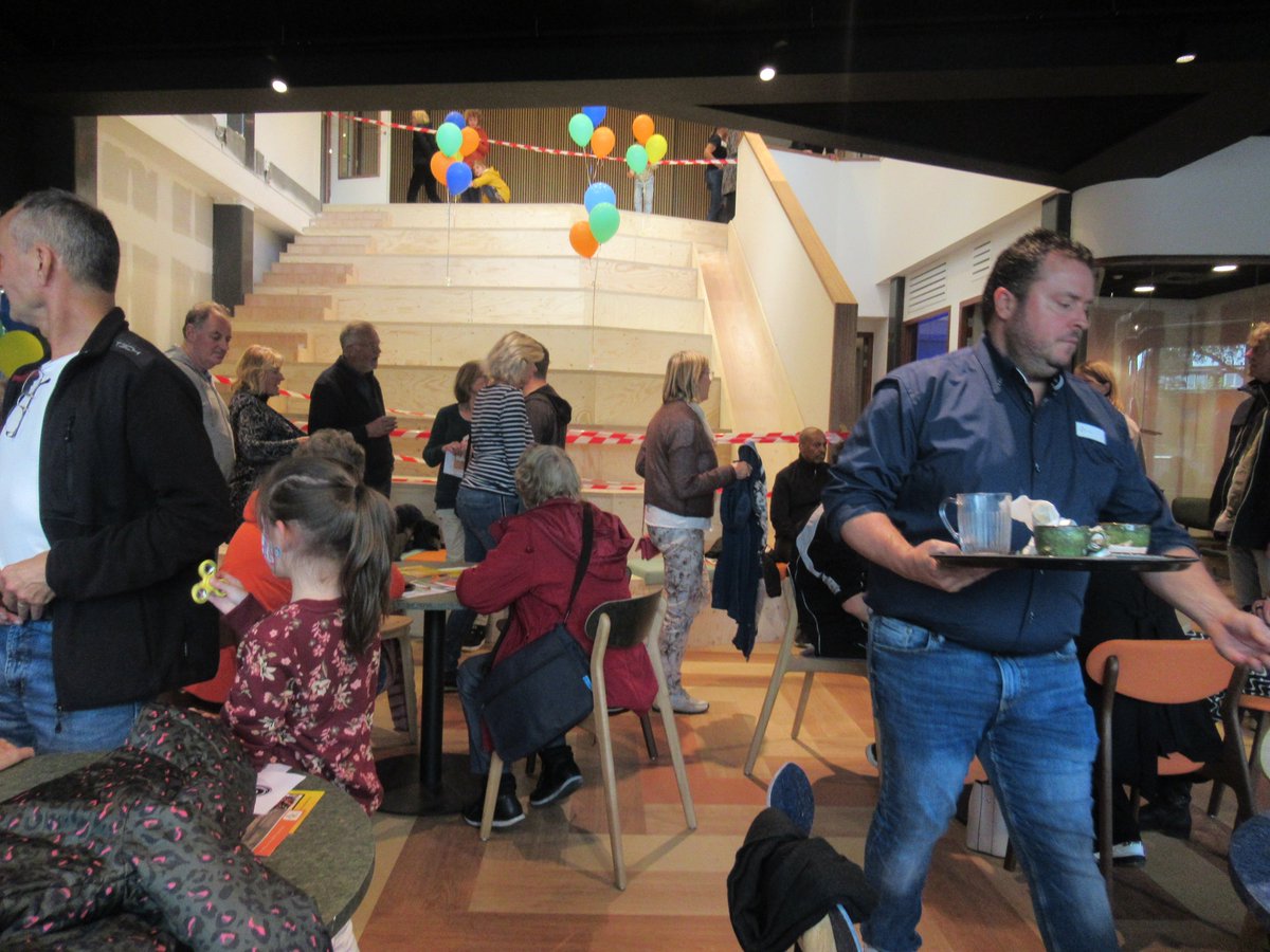 ctvdheijden's tweet photo. Open huis bij #beleefdeRoef een nieuw #buurthuis met tal van extra voorzieningen voor je zorg en welzijn in een ruim gebouw, ook voor de organisaties en bezoekers @MFC_de_Roef #zorgDat #feest @Wilco_B #Stadsweiden #Harderwijk @HK13TV geen zaalnr maar namen actieve wijkbewoners https://t.co/ejR4GKpYCd