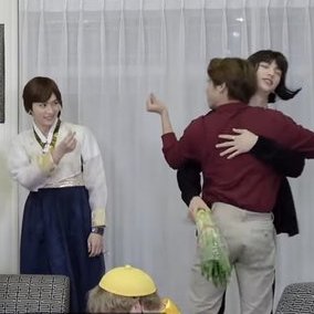 FabLilCutie's tweet photo. @auschannie thank you for this ga 💕

one of my all time fav memes is the skz version of the iconic distracted boyfriend meme lol
and my biases are minsung (: https://t.co/ppWTySiY0D