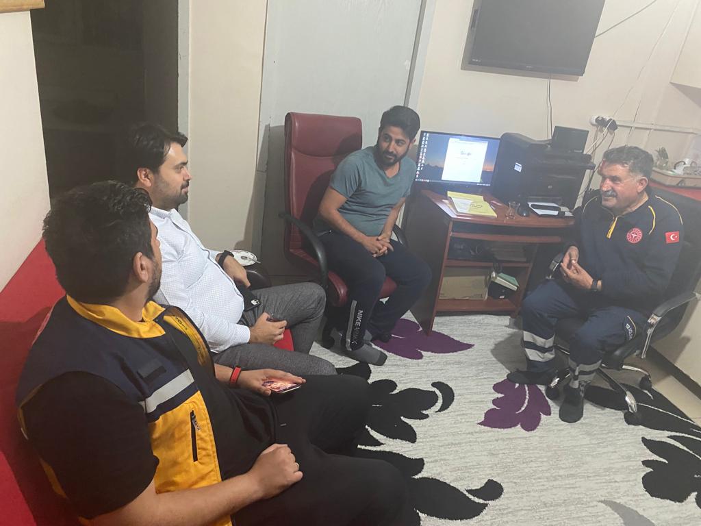 vanilsaglik's tweet photo. İl sağlık müdürümüz Op.Dr. Muhammed Tosun İpekyolu 1 nolu acil sağlık hizmetleri istasyonunu ziyaret etti. Vaka esnasında sözel şiddet nedeniyle beyaz kod durumu yaşayan ekibe geçmiş olsun dileklerini ileten müdürümüz , yasal sürecin takipçisi olacağını iletti. https://t.co/4nDw7xTYAb