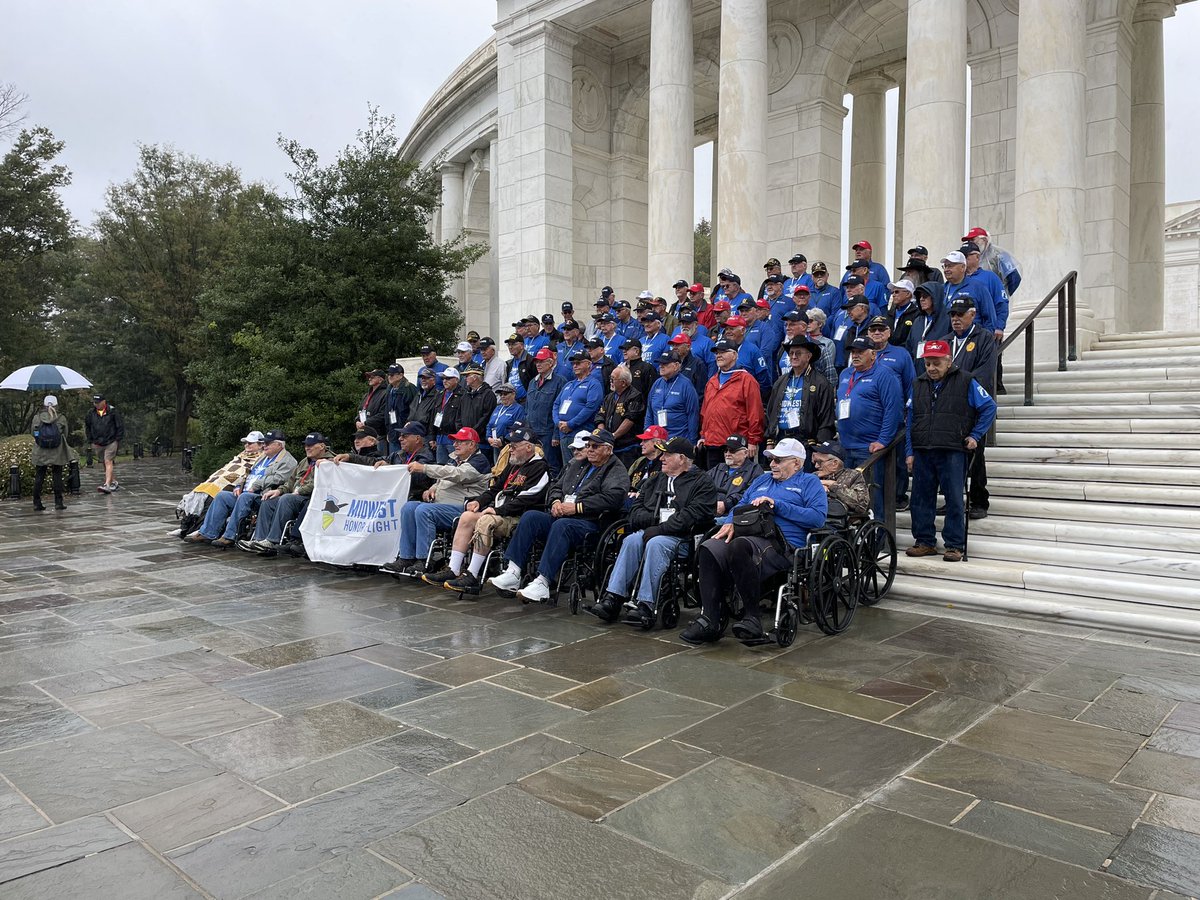 A group photo after the changing of the guard at Arlington National Cemetery. #kelonews