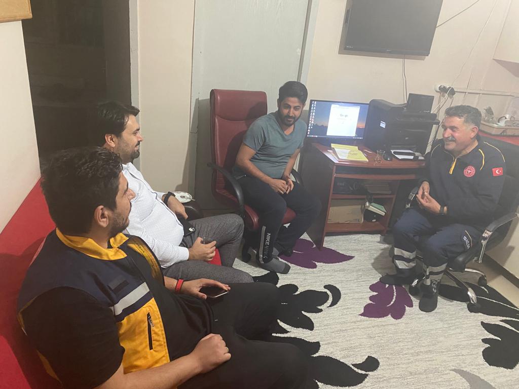 vanilsaglik's tweet photo. İl sağlık müdürümüz Op.Dr. Muhammed Tosun İpekyolu 1 nolu acil sağlık hizmetleri istasyonunu ziyaret etti. Vaka esnasında sözel şiddet nedeniyle beyaz kod durumu yaşayan ekibe geçmiş olsun dileklerini ileten müdürümüz , yasal sürecin takipçisi olacağını iletti. https://t.co/4nDw7xTYAb