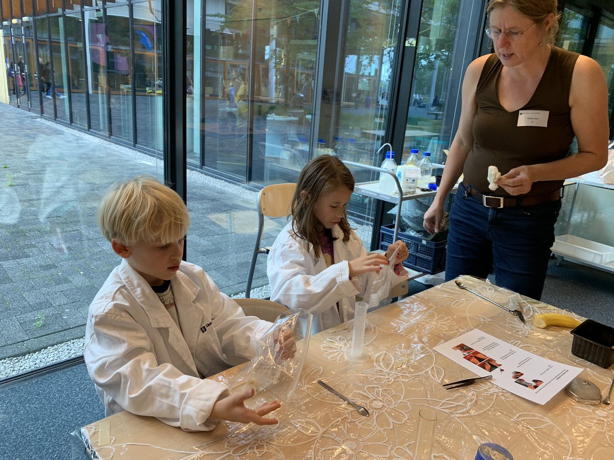 <a href="/SILS_UvA/">SILS</a> Was super special to be there together with <a href="/wntlab/">Renée van Amerongen</a> to show case the wonders of mammary gland and the ‘melkfabriek’ with help of <a href="/JorineGeertsema/">Jorine Geertsema</a> and see the enthusiasm of my kids jumping from one cool stand to the next and enjoying the wonders of science. #wethenschapweekend