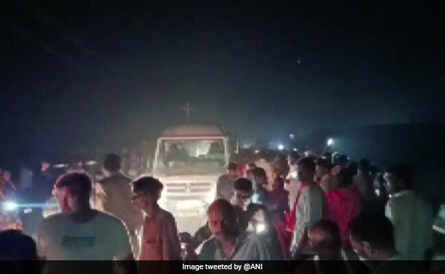 ndtv's tweet photo. 🔴 #BREAKING | At least 13 killed after tractor trolley carrying pilgrims falls into a pond in #Kanpur https://t.co/es8yPX7gTg https://t.co/M59nL4MH3w