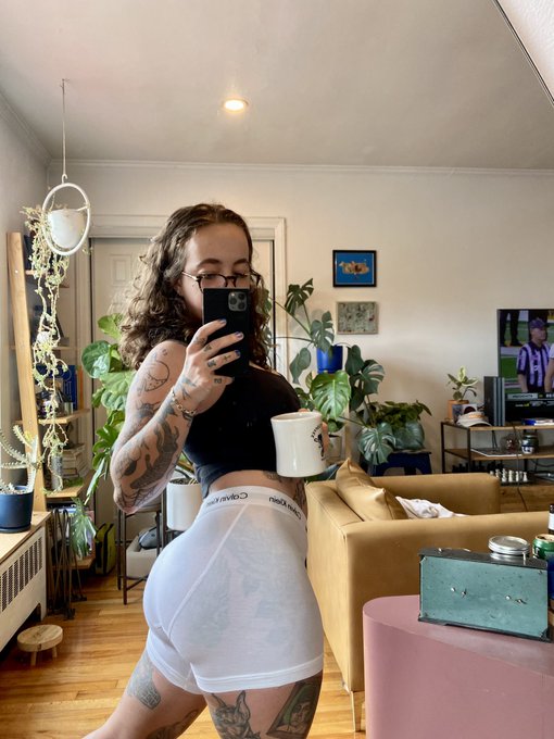 i slept in for the first time in ages so, good morning https://t.co/FyGq3CJ1Ul