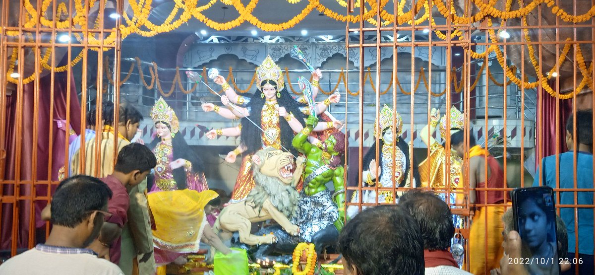 BihariBritish's tweet photo. अभी-अभी just पट खुला है. स्थानीय बिस्कोमान गोलम्बर, कुम्हरार, पटना. यह मेरे रूम के सामने ही है. माता शोभायमान हो रही हैं. मैं Live type कर रहा हूँ. #DeviMaaLove #PatnaTalesbyPritam #DurgaPuja2022 #PatnaTalesLive https://t.co/IDqgUGpjBY