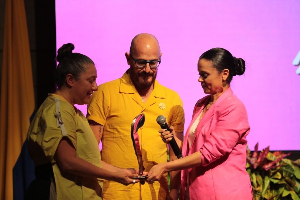 Homenaje póstumo Alex Blanch. 
Integró el Concilio Académico de #IXELMODA desde el 2008. Recibe el reconocimiento su esposa, colega y coequipera Laura Novik @laura.novik instagr.am/p/CjLVfT1ssoV/