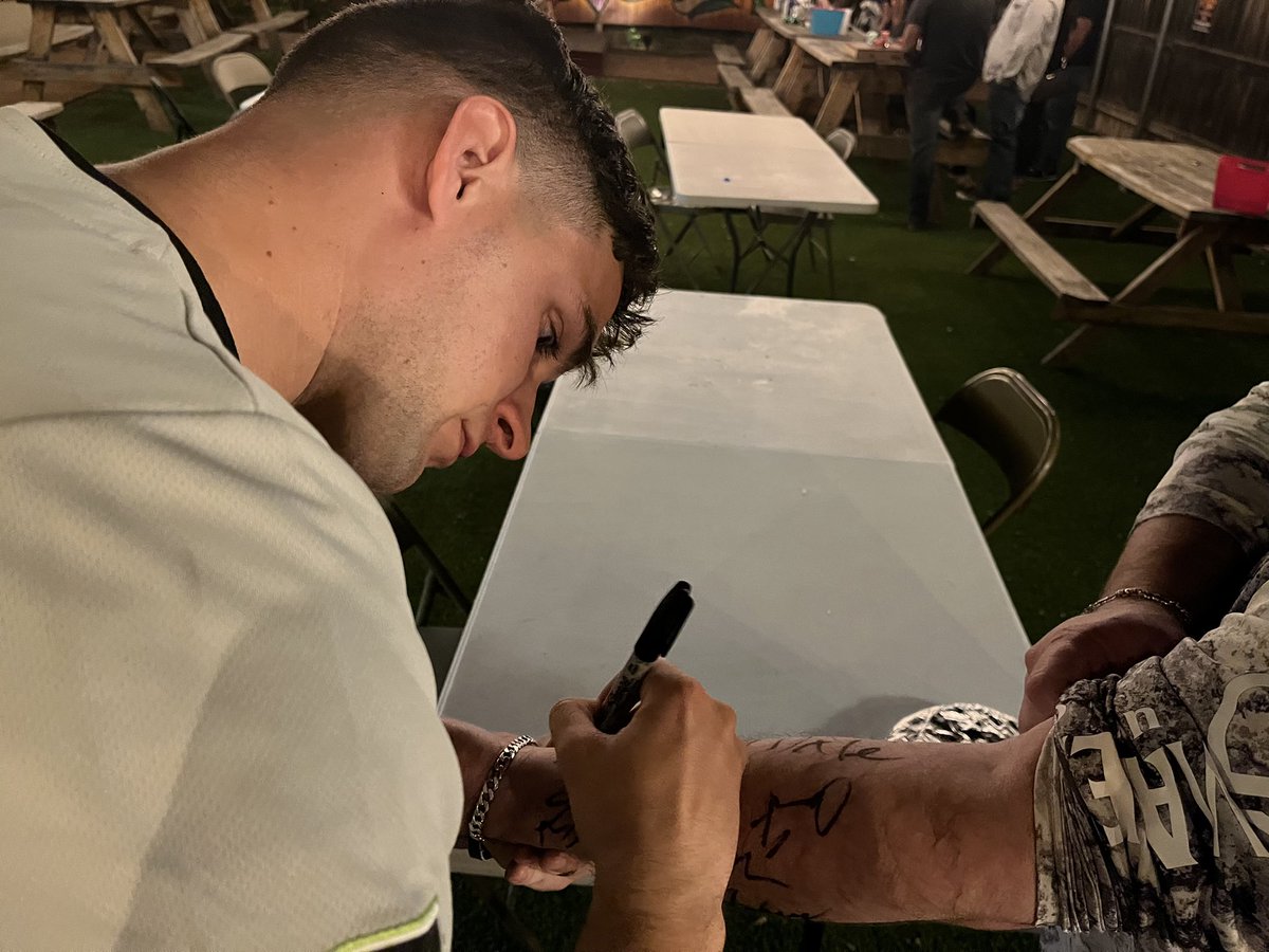 Zach_TheOG's tweet photo. WHAT A FUCKING NIGHT! I SOLD OUT A VENUE!!! Loved it! I Signed Autographs and I got a HUGE surprise coming out soon I can't wait to announce https://t.co/Z46PpYKkcG