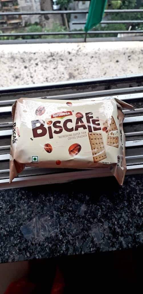 YuviM96's tweet photo. @BritSnackInc Britannia Biscafe Biscuit is Very refreshing .Flavour Of Coffee Is Mild but tasteful. Sugar Sprinklers Added A Beautiful Layer Of Texture. Completely Loved The Packagin. Recommend it to all.                                                                      #MyBaeBiscafe https://t.co/fJyomDwzFZ