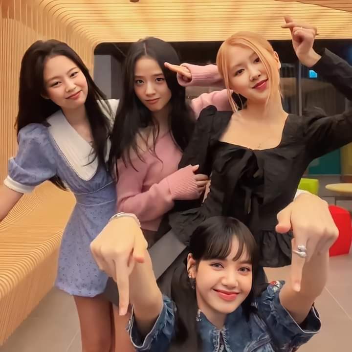 BLACKPINKPeru's tweet photo. [💌] Mensaje de agradecimiento de @BLACKPINK para BLINKS.

Oficialmente las promociones para "BORN PINK" han terminado y comenzarán a prepararse arduamente para la gira mundial.

©️BBU_BLACKPINK
#블랙핑크 #JISOO #지수 #JENNIE #제니 #ROSÉ #로제 #LISA #리사 https://t.co/ZdimRXLzt0