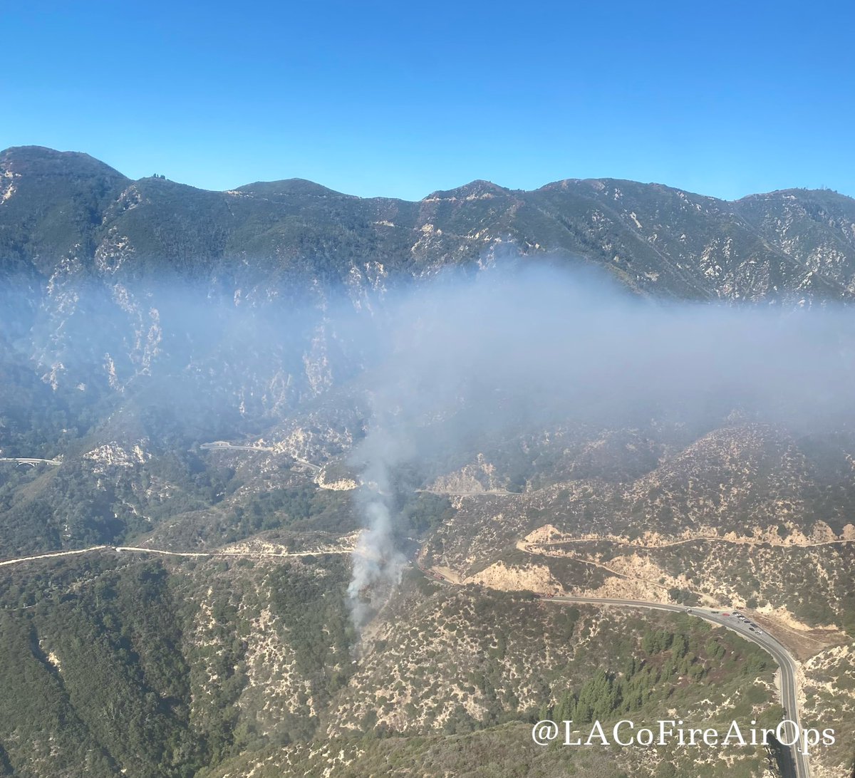 BRUSH FIRE 10/1/22 @LACoFireAirOps helicopters assisting @Angeles_NF @LACoFD with a small wildfire still under an inversion on Angeles Crest Highway north of La Cañada Flintridge, CA. #OakwildeFire