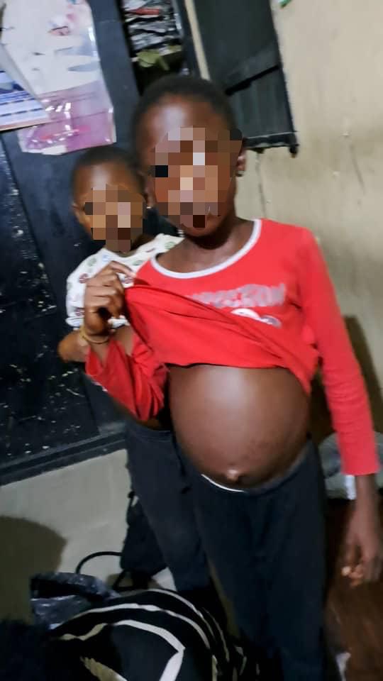 These men get minors from villages, get a medical doctor to allegedly inject them with substances that make their stomach swell outrageously, and parade them in road traffic as critically sick, to get alms from motorists. Investigation is ongoing. 1/2