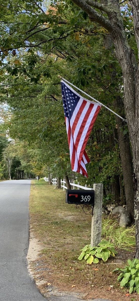 Beautiful October morning on country road in New Hampshire! 👍🇺🇸