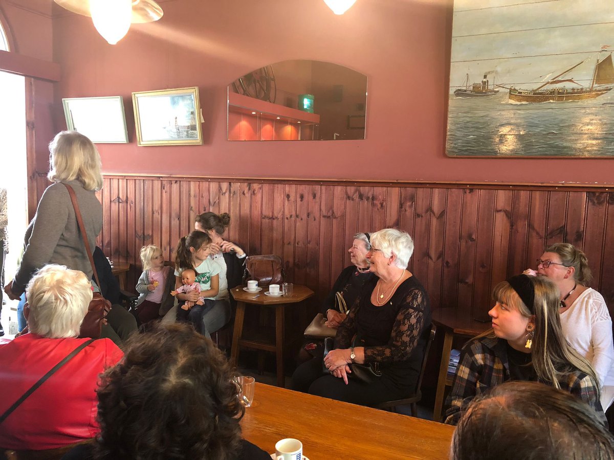 Vanmorgen afgetrapt de theatervoorstelling ‘Eenzaam, maar niet alleen’  in <a href="/muzeeschevening/">Muzee Scheveningen</a> op #Scheveningen. In deze week tegen #eenzaamheid hebben we in heel #Den Haag activiteiten over eenzaamheidsbestrijding en het blijven omkijken naar elkaar. <a href="/HaagseCommunity/">Comm. t. Eenzaamheid</a> <a href="/CatSmits/">Cat Smits</a>