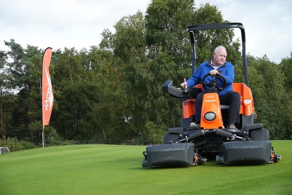 tonygus14's tweet photo. Was attending @JacobsenTurf factory and Turf Care Center of Excellence in Ipswich UK. Got a great look at the #Eclipse360. This Lithium Battery powered unit will be the greens triplex of the future. @LawnandGolf #greatmachine#eclipse360 https://t.co/mY1FJUMCFg
