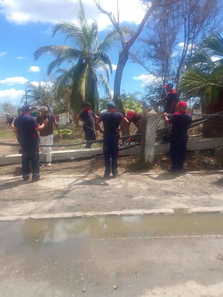 Se encuentran en la provincia trabajadores de la Empresa Forestar de la Habana apoyando el poblado de la #Coloma en la recuperación. #PinardelRio 
#FuerzaPinar