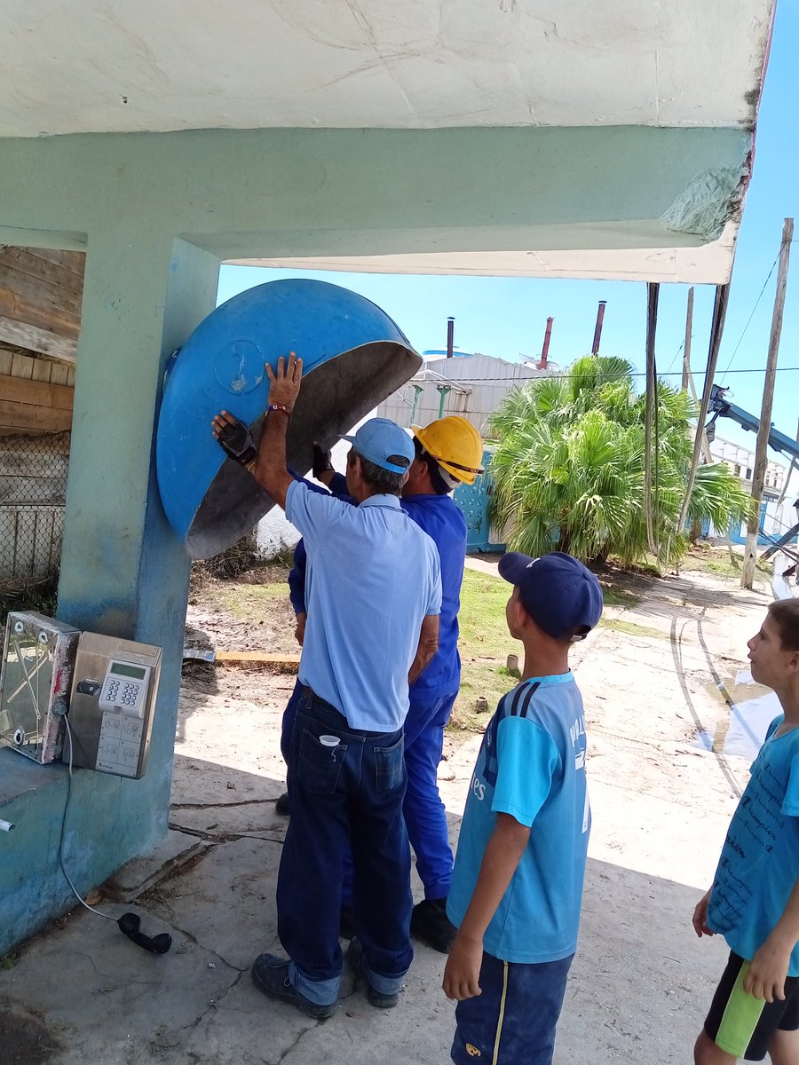 Trabajadores de @ETECSA_Pinar,laboran en restablecer los servicios de la Telefonía Pública en la Comunidad La Coloma.#CubaViveYTrabaja <a href="/UlisesGuilarte/">Ulises Guilarte de Nacimiento</a> @CubaCentral #FuerzaPinar