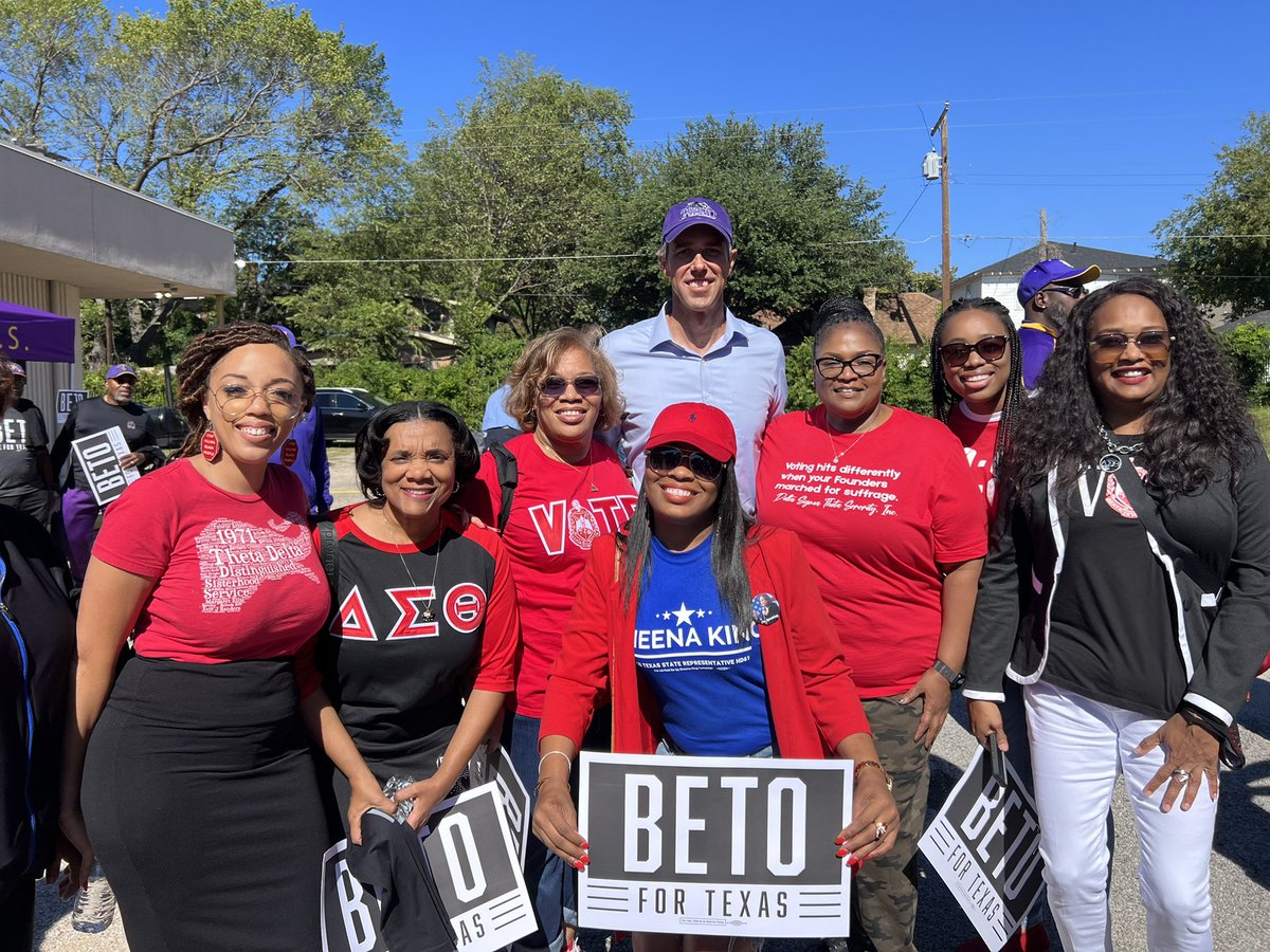 BetoORourke's tweet photo. With members of the Delta Sigma Theta Sorority: https://t.co/E1MT2ObGAw