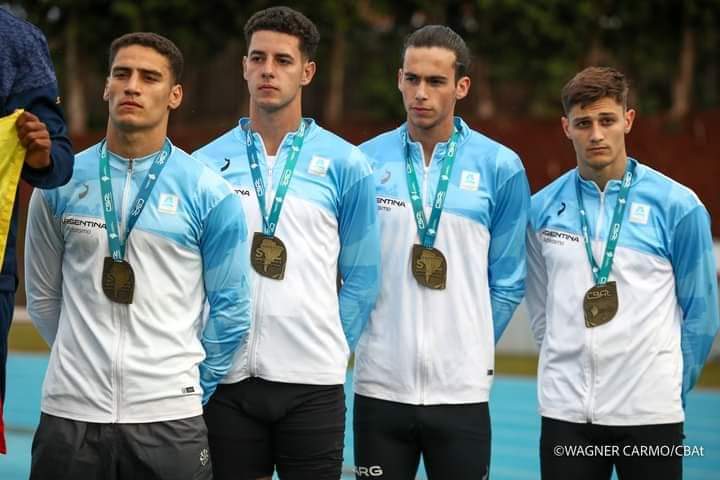 AtletismoAr's tweet photo. La posta masculina 4x100 tuvo una excelente actuación para llevarse el bronce, detrás de Colombia🇨🇴 (39.59) y Brasil🇧🇷 (39.61). 
Con Alejo Pafundi, Matías Falchetti, Juan Ignacio Ciampitti y Franco Florio, la posta marcó 39.99 y estableció el nuevo récord nacional Sub-23. https://t.co/xo6bPcQS3v