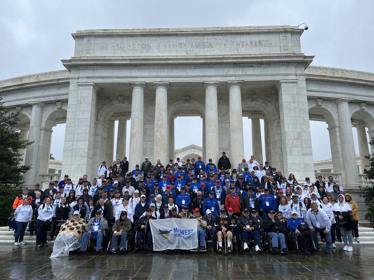 SDAmLegion's tweet photo. Arlington National Cemetery and the Tomb of the Unknown with Midwest Honor Flight Mission #13

#sdlegionserving
#MWHFMission13
#MidwestHonorFlight https://t.co/irwZ1tGMo3