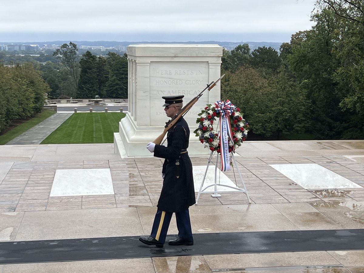 SDAmLegion's tweet photo. Arlington National Cemetery and the Tomb of the Unknown with Midwest Honor Flight Mission #13

#sdlegionserving
#MWHFMission13
#MidwestHonorFlight https://t.co/irwZ1tGMo3