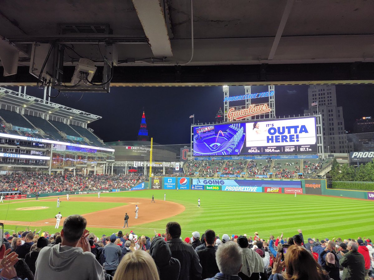 MisterJohnnyV's tweet photo. Beautiful night for a @CleGuardians win! @TowerLightsCLE https://t.co/UedEx23ZHW