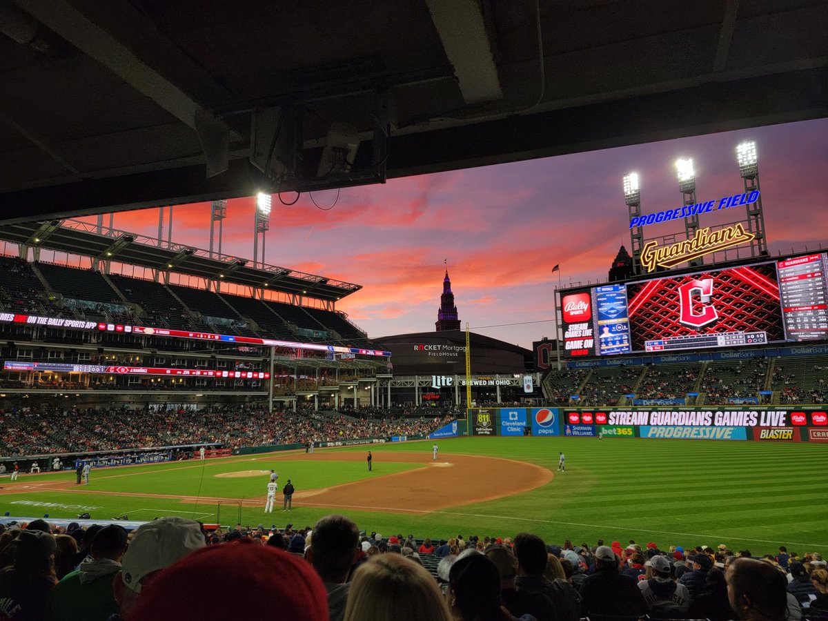 MisterJohnnyV's tweet photo. Beautiful night for a @CleGuardians win! @TowerLightsCLE https://t.co/UedEx23ZHW