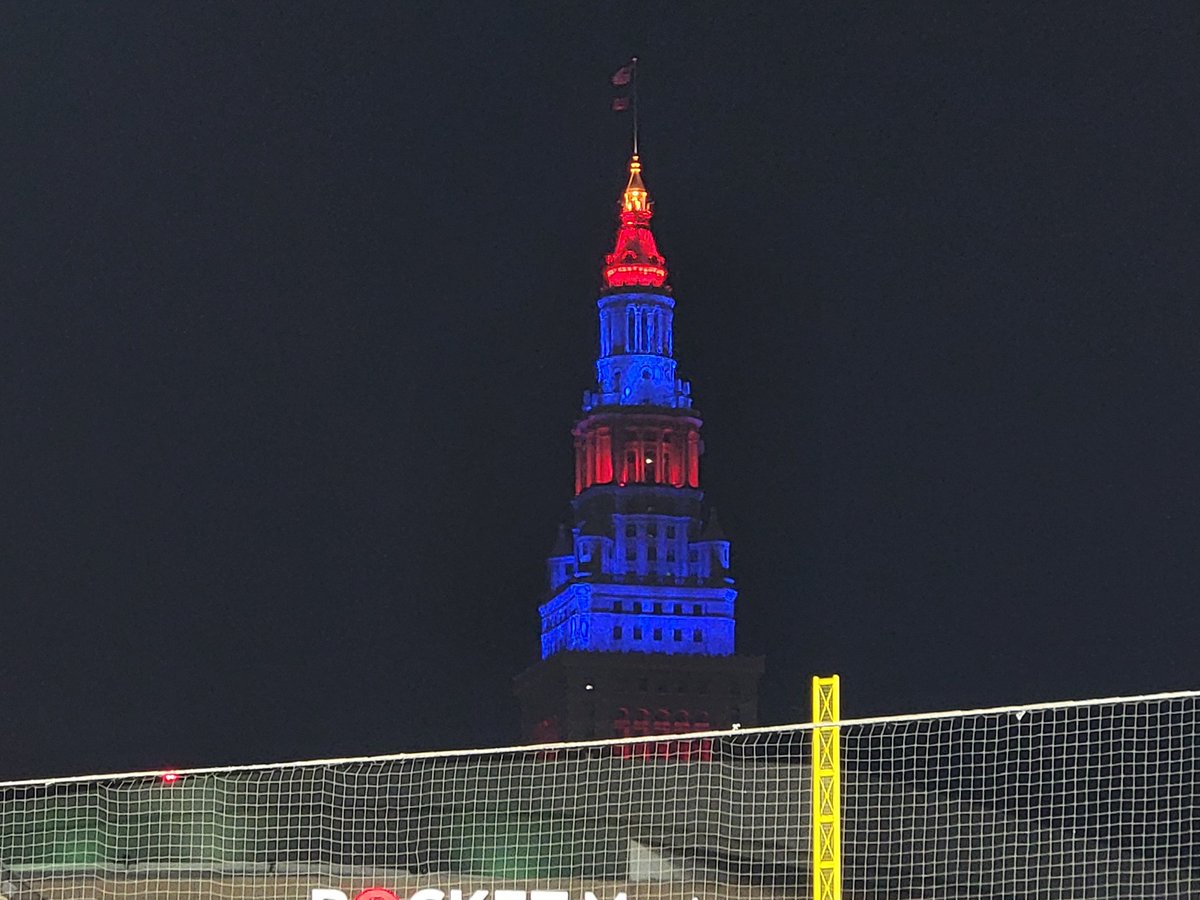 MisterJohnnyV's tweet photo. Beautiful night for a @CleGuardians win! @TowerLightsCLE https://t.co/UedEx23ZHW