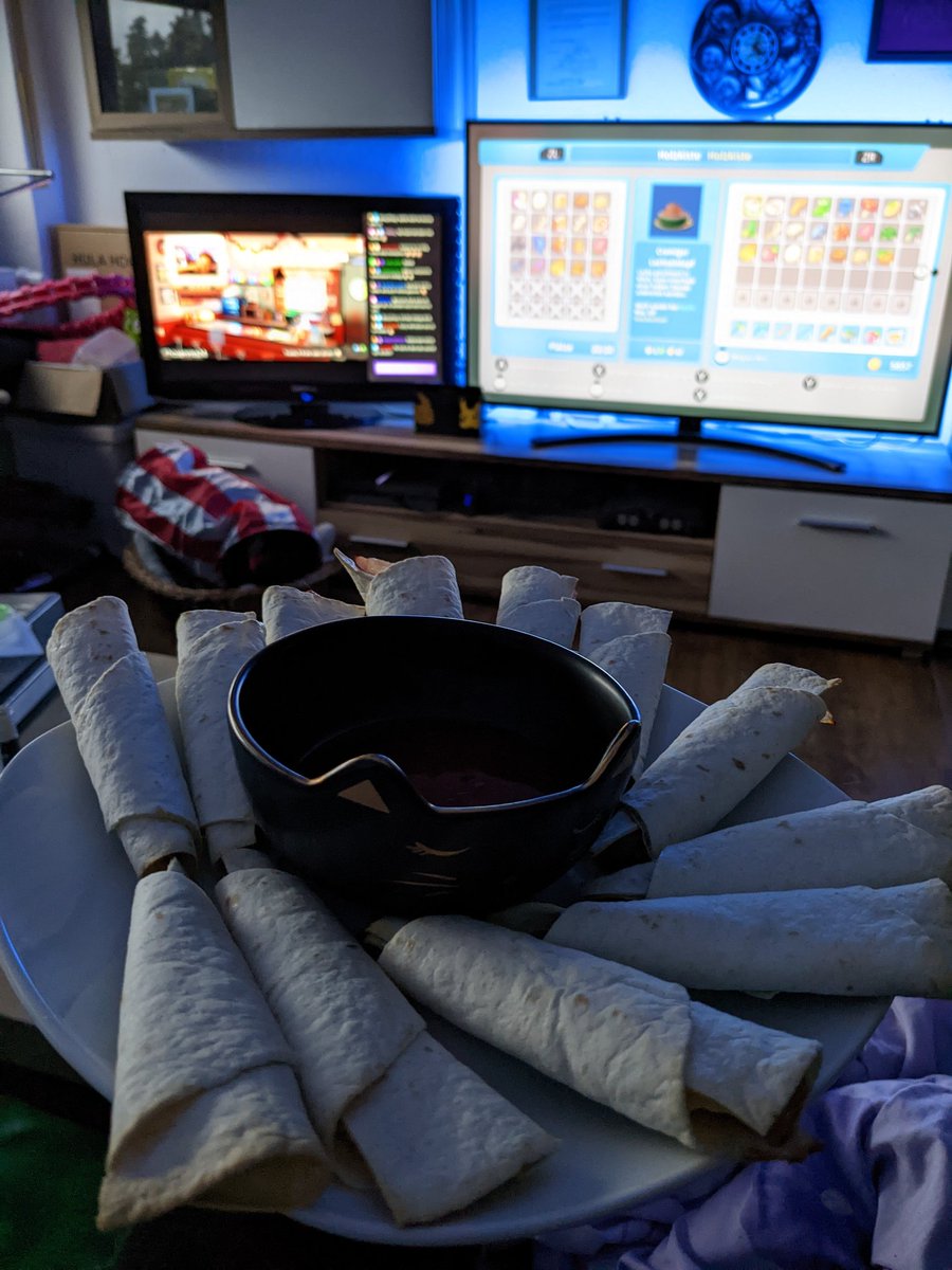 JaciNeko's tweet photo. PizzaCones frisch aus dem Ofen, perfekter Snack für den 24h Stream von @Herr_Currywurst ❤️🍕

#hosenriss24 #HerrCurrywurst #PizzaCones https://t.co/I1BbJIdpvN