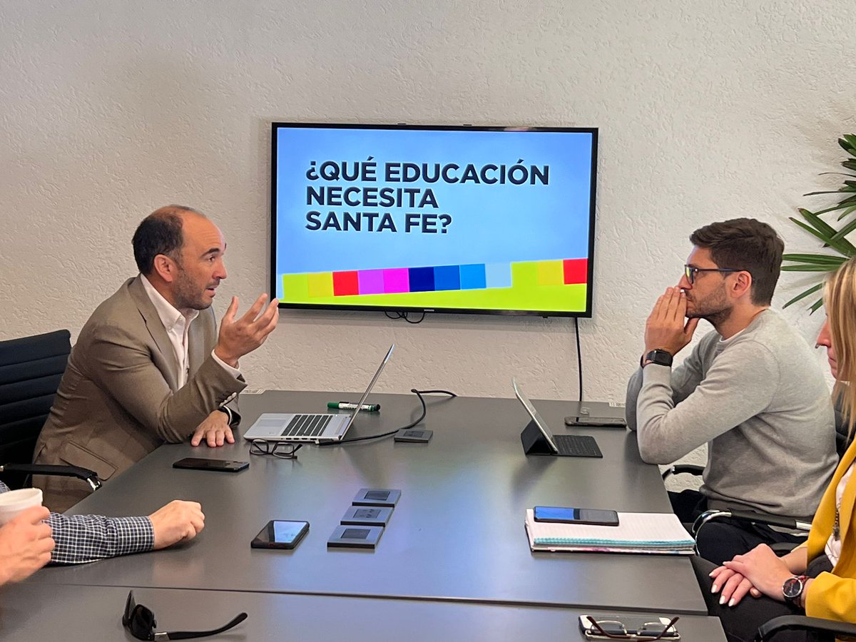 maxipullaro's tweet photo. La Educación en #SantaFe puede cambiar, con los chicos en la escuela y planificación estratégica para modernizar el Sistema Educativo, que hoy está en crisis. Gran jornada de trabajo con la máxima autoridad educativa de Mendoza, @JoseThomasOk. 1/2 https://t.co/DQw95ym5XY