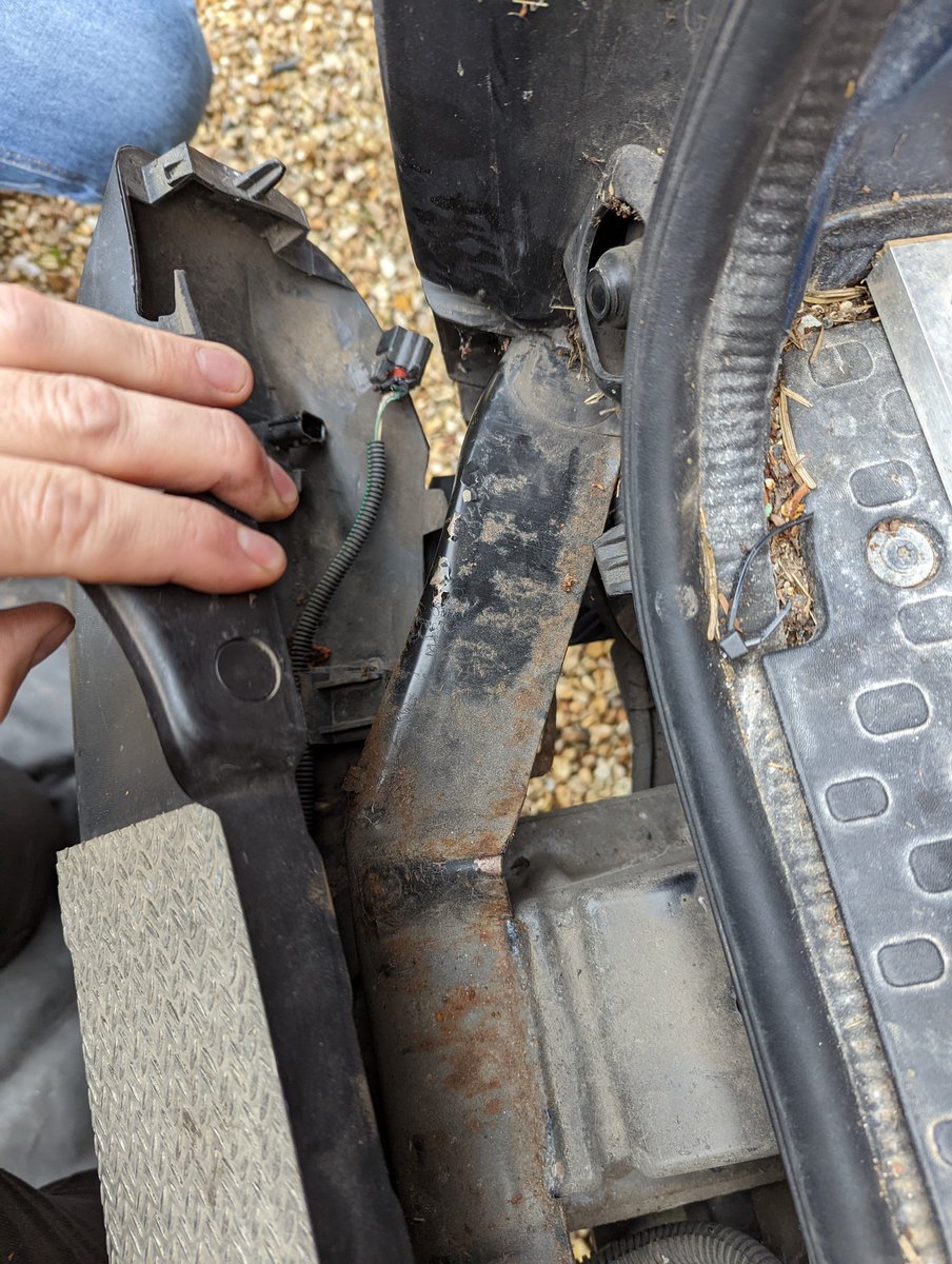 john_gue's tweet photo. So another week, and no closer to getting my van fixed. @HeathrowAirport official parking crashed my van, then intentionally hid the damage before trying to wash their hands of it. https://t.co/Gs03ACgJAa