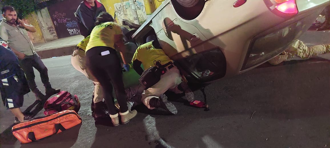 RED_Informa_SV's tweet photo. 🔴 #AlertaSV || Rafael Mendoza, de 24 años, resultó gravemente lesionado luego de volcar en el vehículo que conducía, sobre la calle Rubén Darío, frente al hospital 1o de Mayo. Se presume que iba altamente alcoholizado.

@alertacomando lo atendió y lo trasladó a un centro médico. https://t.co/YNJAzy8okW