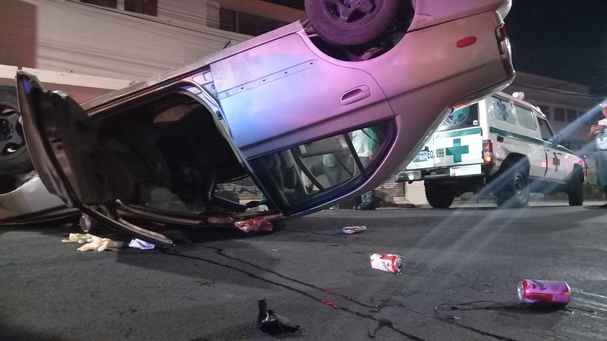 RED_Informa_SV's tweet photo. 🔴 #AlertaSV || Rafael Mendoza, de 24 años, resultó gravemente lesionado luego de volcar en el vehículo que conducía, sobre la calle Rubén Darío, frente al hospital 1o de Mayo. Se presume que iba altamente alcoholizado.

@alertacomando lo atendió y lo trasladó a un centro médico. https://t.co/YNJAzy8okW