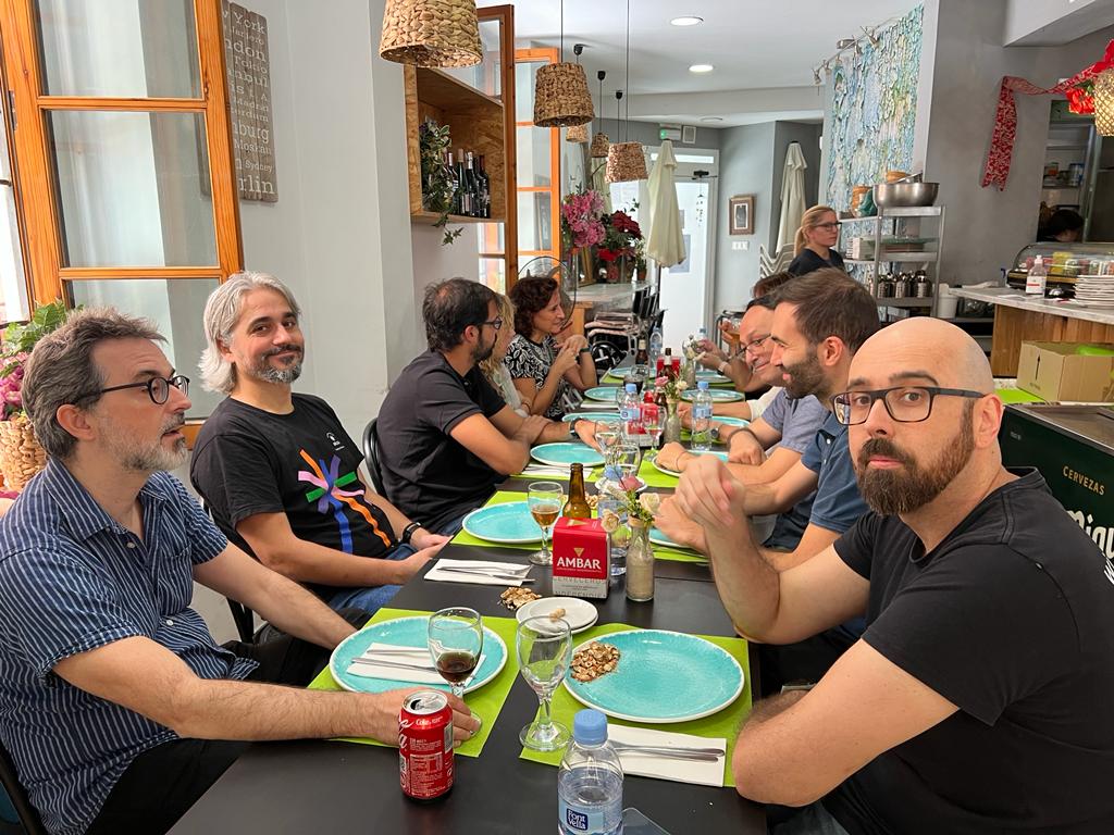 xarxativ's tweet photo. Vaya jornada más interesante y amena: seminario híbrido con @alcancuz (que ha dejado frases memorables como “Que una construcción se permita no quiere decir que sea la mejor opción“) en una sala que nuestro socio, @UEValencia, nos ha cedido amablemente, y posterior comida. https://t.co/zH0JQSG6wk