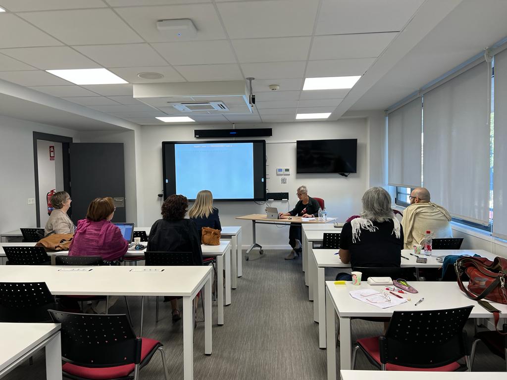 xarxativ's tweet photo. Vaya jornada más interesante y amena: seminario híbrido con @alcancuz (que ha dejado frases memorables como “Que una construcción se permita no quiere decir que sea la mejor opción“) en una sala que nuestro socio, @UEValencia, nos ha cedido amablemente, y posterior comida. https://t.co/zH0JQSG6wk