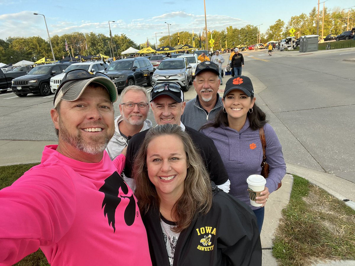 Lisa_Robertson5's tweet photo. New friends, old friends, and good times! #FightForIowa https://t.co/Uiv5MTrMDR