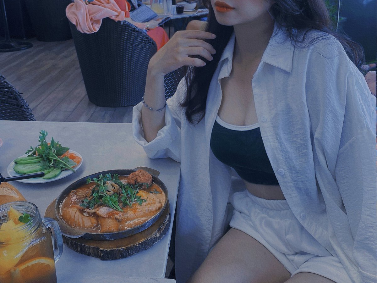 neyudvn's tweet photo. Muốn mời anh ăn tối, nhưng lại sợ thành bữa tối của anh 😎 https://t.co/sUJon0kfnx