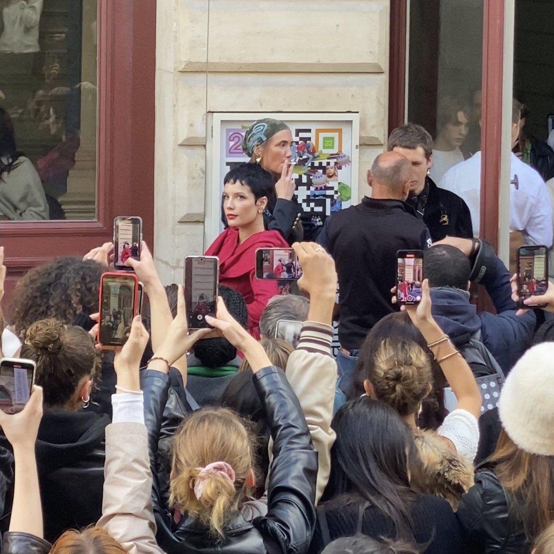 kasiaiam's tweet photo. ART! same energy 

Mona Lisa                                   Halsey https://t.co/5hJjxIyWTG