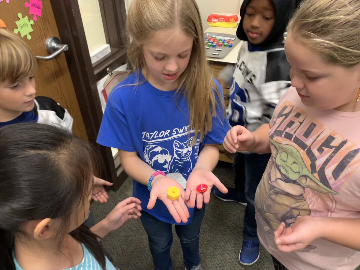 MrsDeMarchi157c's tweet photo. Let’s WEIGH in on yesterday’s math lesson⚖️ Collaboration to estimate classroom items using our benchmark fractions- 1g, 10g, 100g, and 1kg! #WeAreChelsea @Chelsea_Tigers https://t.co/B3mNBK63ps