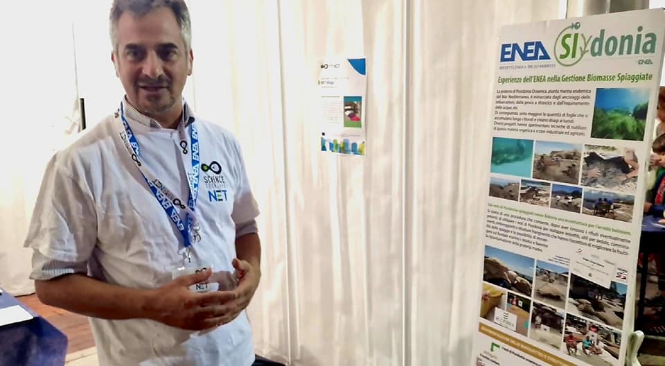 ENEAOfficial's tweet photo. Come riutilizzare le foglie di Posidonia oceanica sulla spiaggia che sono considerate un rifiuto e buttate via?
Scoprilo alla Notte della ricerca a Roma con i ricercatori @ENEAOfficial  Sergio Cappucci, Carla Creo e Barbara Di Giovanni.
@ScienzaInsieme #ERN2022 #NETscience #NET2 https://t.co/BOUgjaUo93