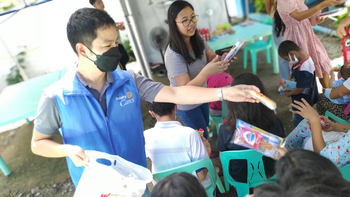 RCSanFernandoLU's tweet photo. Our Rotarians have gone to Nasudi Center for Women and Children to help give hope to the traumatized kids who have been victims of abuse. We serve to make them be able to see the beauty of life once again. #rcsflu #d3790 #rotaryinternational https://t.co/yrHwgt30uf