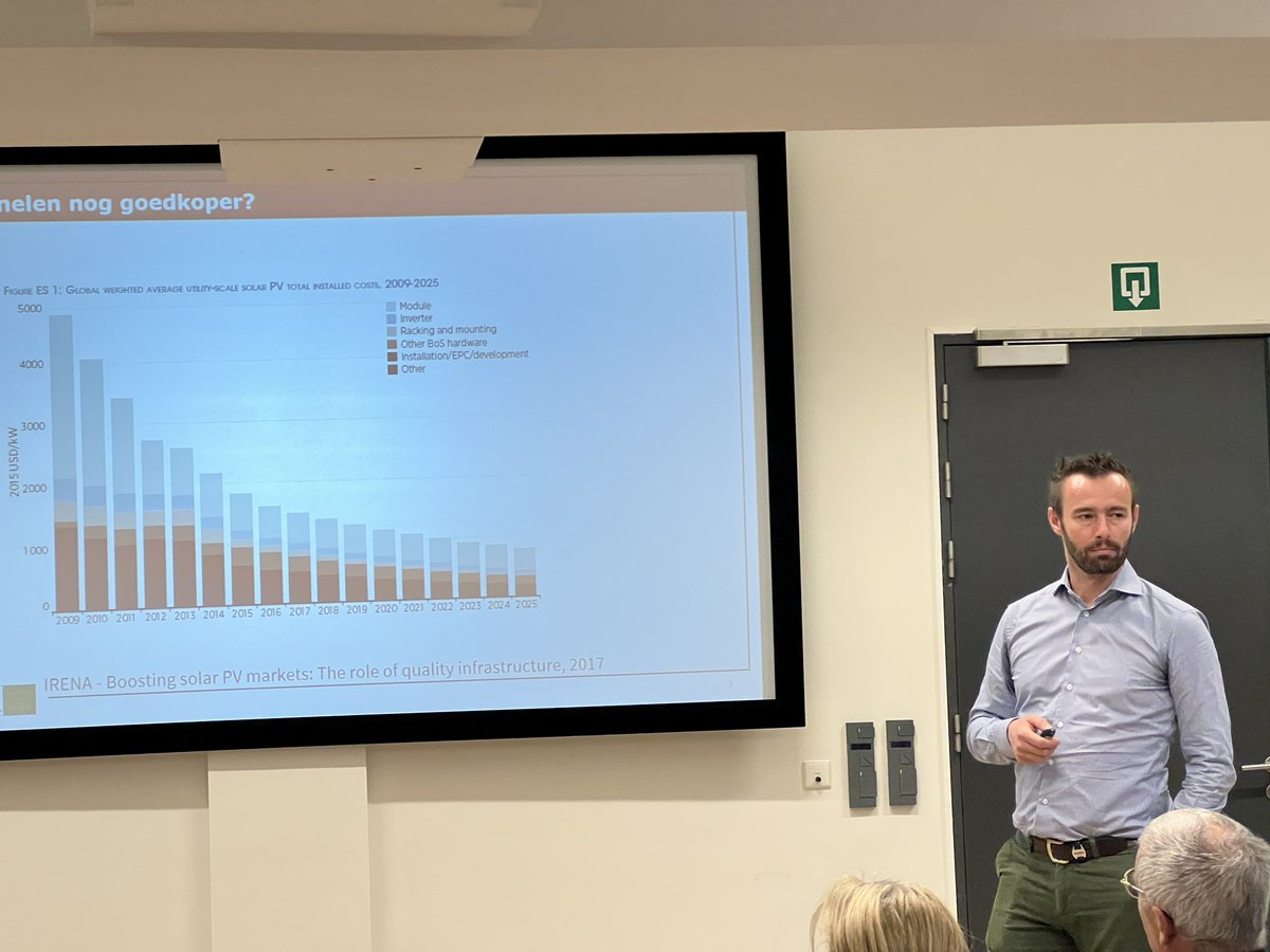 Prof. <a href="/michaeldaenen/">Michael Daenen</a> : de kost van zonnepanelen wordt stilaan verwaarloosbaar. 

#KnalEnergiefestival
#burgersinbeweging