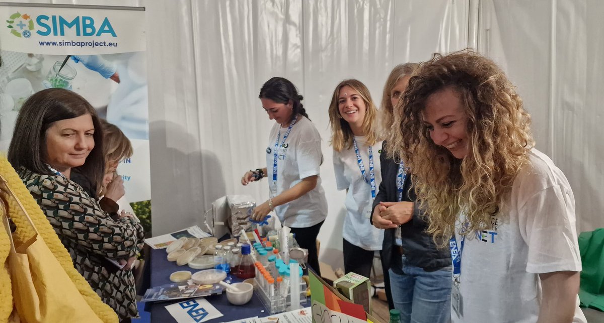 ENEAOfficial's tweet photo. Microrganismi che vivono nel suolo possono essere molto utili per migliorare la qualità e la produttività in agricoltura. Alla Notte della Ricerca con le ricercatrici @ENEAOfficial.

@ScienzaInsieme #ERN2022 #NETscience #NET22 https://t.co/NTqr2S3y4K